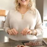 Mitsou Gélinas Instagram - On se gâte avec cette tartine garnie de fines tranches @lecanardgoulu ? Vous trouverez la recette du magret fumé et burata dans le magazine #mitsoucuisine chez votre épicier favori!