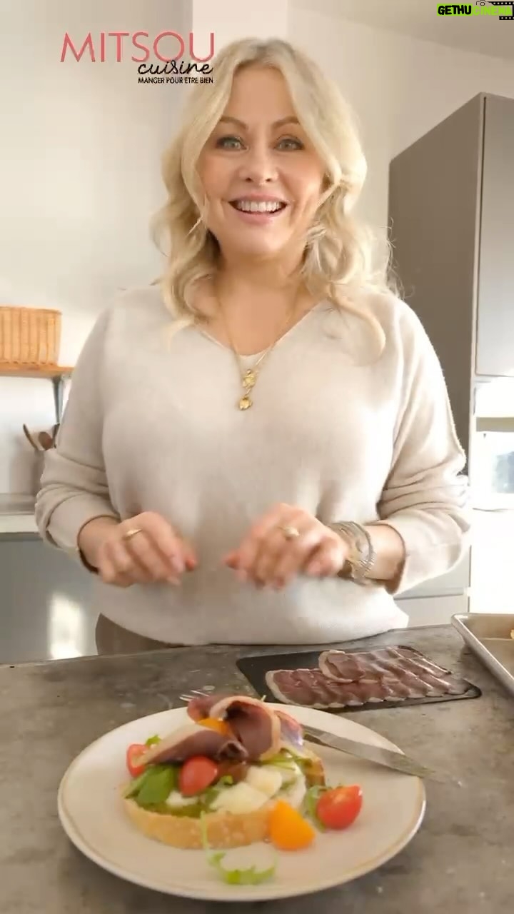 Mitsou Gélinas Instagram - On se gâte avec cette tartine garnie de fines tranches @lecanardgoulu ? Vous trouverez la recette du magret fumé et burata dans le magazine #mitsoucuisine chez votre épicier favori!