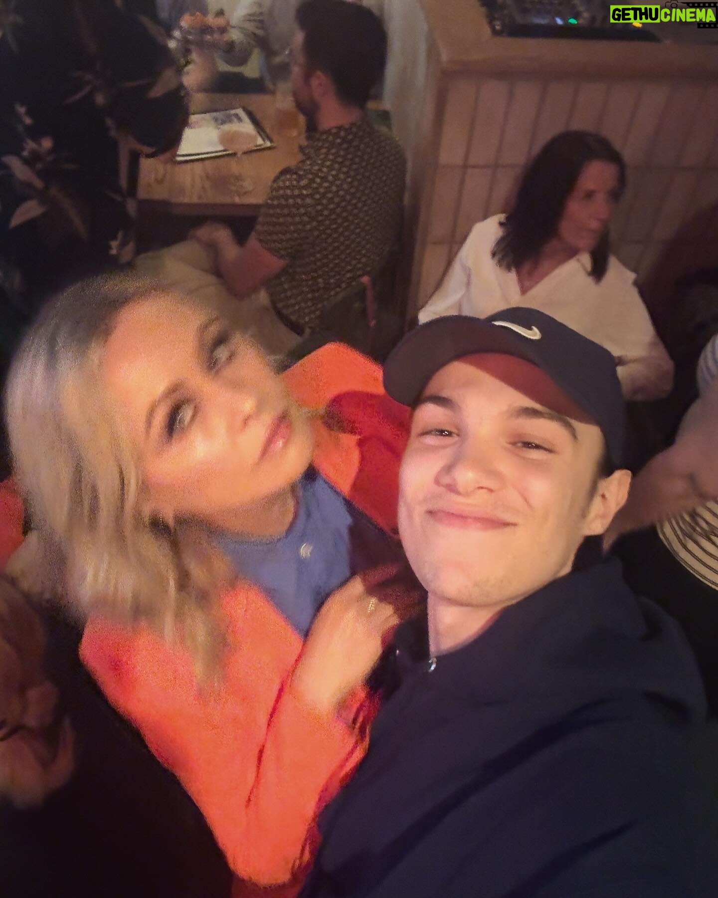 Mitsou Gélinas - 873 Likes - À qui le p’tit cœur après 9h? Est-ce à moi? Est-ce à toi? @lennikim est venu se divertir à la création du nouveau podcast de @trannawintour, juste avant de sauter dans un nouveau rôle…