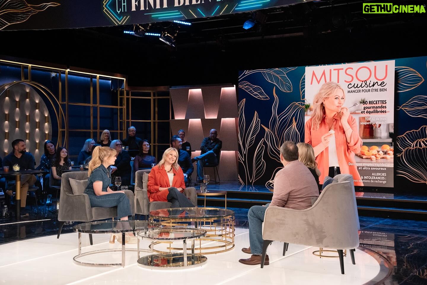 Mitsou Gélinas Instagram - Quelle heureuse discussion à @cafinitbienlasemainetva avec @juliebelanger1 que je ne vois jamais assez souvent à mon goût, @jmanctil et @rosalievaillancourt 🍍 Le fun aussi de porter du lin pour le printemps qui s’en vient! Veste @massimodutti les 👖 les plus confo de la saison chez @walkinboutique les bijoux de @pilgrim.canada 🤍