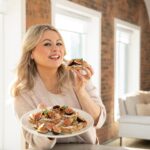 Mitsou Gélinas Instagram - Avant de vous laisser explorer les pages débordantes de saveurs de #mitsoucuisine dès le 1er février, voici une recette toute simple, les tartines aux figues. Et petite confidence : je suis la première à ne jamais suivre une recette à la lettre. Je m’en sers comme point de départ, laissant libre cours à ma créativité. Alors, amusez-vous à personnaliser votre tartine à votre manière, et surtout, savourez-la avec plaisir! ⁠ ⁠ 🥧 Cliquez sur le lien dans ma bio pour la découvrir, ou rendez-vous directement sur MitsouMagazine.com!