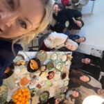 Mitsou Gélinas Instagram – Encore une fois la preuve que tout se passe dans la cuisine et pas à la table à dîner traditionnelle, même si j’étais bien fière de mon set up ! Moi qui me demandais si j’avais besoin de plus de chaises, ça s’est plutôt ramassé assis par terre tout naturellement! 

C’était comme ça chez vous aussi?