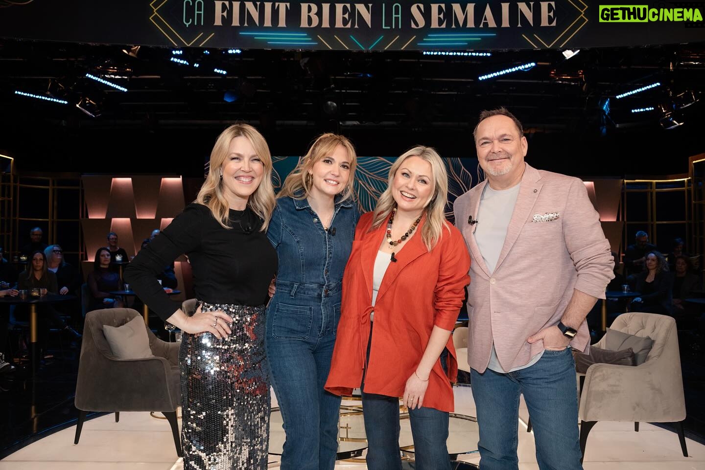 Mitsou Gélinas Instagram - Quelle heureuse discussion à @cafinitbienlasemainetva avec @juliebelanger1 que je ne vois jamais assez souvent à mon goût, @jmanctil et @rosalievaillancourt 🍍 Le fun aussi de porter du lin pour le printemps qui s’en vient! Veste @massimodutti les 👖 les plus confo de la saison chez @walkinboutique les bijoux de @pilgrim.canada 🤍