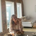Mitsou Gélinas Instagram - Les figues sont difficiles à «shooter», mais si bonnes à goûter!  Le magazine Mitsou cuisine sera en kiosque le 1er février, mais on vous dévoile la recette des tartines aux figues en primeur sur MitsouMagazine.com!