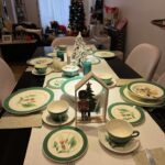 Mitsou Gélinas Instagram - Encore une fois la preuve que tout se passe dans la cuisine et pas à la table à dîner traditionnelle, même si j’étais bien fière de mon set up ! Moi qui me demandais si j’avais besoin de plus de chaises, ça s’est plutôt ramassé assis par terre tout naturellement! C’était comme ça chez vous aussi?