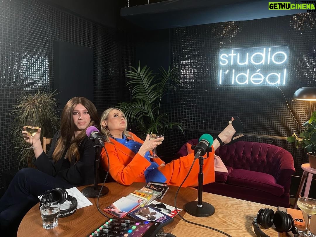 Mitsou Gélinas Instagram - Ma @trannaWintour d’amour vient de lancer son podcast!!! Et pour bien baptiser Les Divas, elle a choisi mouaaaaa pour commencer ✨ Cliquez sur le lien dans ma bio pour découvrir son plus grand rêve : faire le cover du @7joursmagazine ! Mais pour ça, il va falloir être créatives et un peu tordues :)) La suite sur la plateforme de madame!