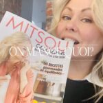 Mitsou Gélinas Instagram – On mange quoi ce soir? Pas du papier, mais des tabarouettes de bonne recettes ! Prends un #MitsouCuisine à chez ton épicier, tu vas en avoir pour des semaines de bons p’tits plats juste pour toi!