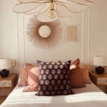 Mitsou Gélinas Instagram - Bien que mon amie @caroline.loignon ne soit pas une décoratrice professionnelle, elle m’inspire toujours avec ses jolis coussins et son choix de couleurs remarquable. Elle m’a surprise en me faisant un ‘fit’ très spécial ce matin 🤍