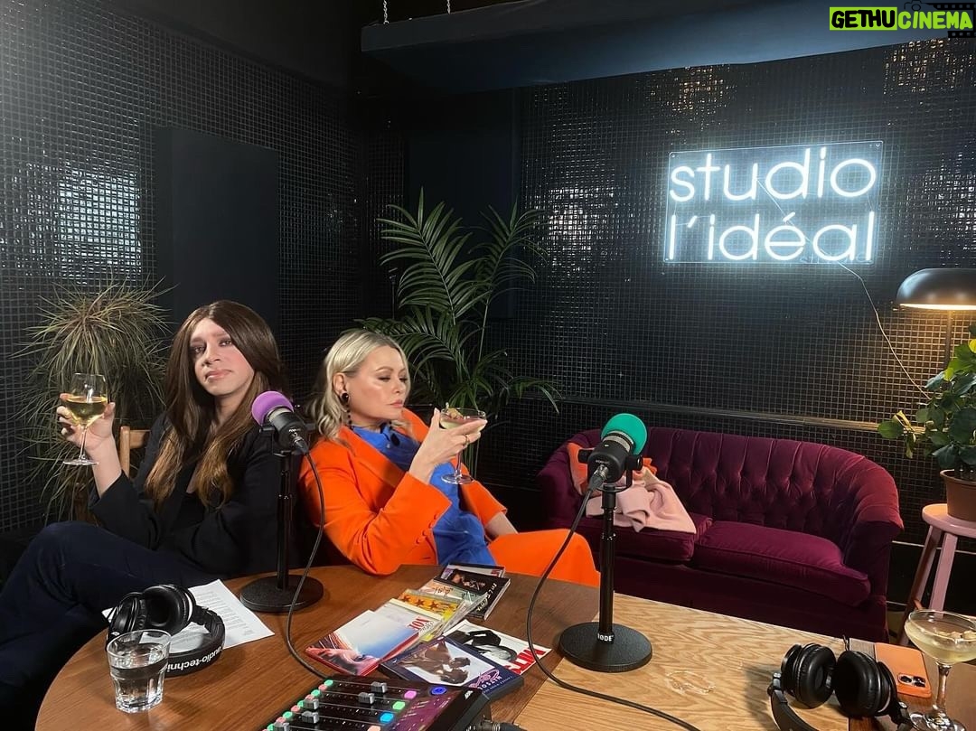 Mitsou Gélinas Instagram - Ma @trannaWintour d’amour vient de lancer son podcast!!! Et pour bien baptiser Les Divas, elle a choisi mouaaaaa pour commencer ✨ Cliquez sur le lien dans ma bio pour découvrir son plus grand rêve : faire le cover du @7joursmagazine ! Mais pour ça, il va falloir être créatives et un peu tordues :)) La suite sur la plateforme de madame!