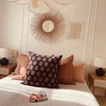 Mitsou Gélinas Instagram - Bien que mon amie @caroline.loignon ne soit pas une décoratrice professionnelle, elle m’inspire toujours avec ses jolis coussins et son choix de couleurs remarquable. Elle m’a surprise en me faisant un ‘fit’ très spécial ce matin 🤍