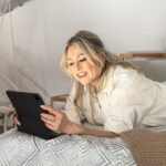 Mitsou Gélinas Instagram – En panne de séries à regarder en rafale pendant les fêtes? Cliquez sur le lien dans ma bio pour découvrir les suggestions de notre équipe, ou rendez-vous directement sur MitsouMagazine.com!