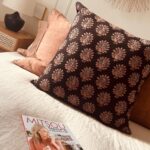 Mitsou Gélinas Instagram - Bien que mon amie @caroline.loignon ne soit pas une décoratrice professionnelle, elle m’inspire toujours avec ses jolis coussins et son choix de couleurs remarquable. Elle m’a surprise en me faisant un ‘fit’ très spécial ce matin 🤍