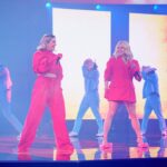 Mitsou Gélinas Instagram – Le jour où j’ai bien fait d’acheter les dessous qui matchent avec le veston. Channeling #ElMundo un peu beaucoup :))) 
Merci à l’équipe pour l’invitation à cette fabuleuse finale de la 10e saison de @lavoixtva ❤️ dimanche 19h30 avec la belle @laurence_nerbonne @tvareseau #lavoixtva photo @bertexertier