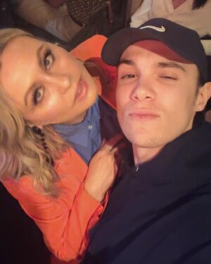 Mitsou Gélinas Instagram - À qui le p’tit cœur après 9h? Est-ce à moi? Est-ce à toi? @lennikim est venu se divertir à la création du nouveau podcast de @trannawintour, juste avant de sauter dans un nouveau rôle…