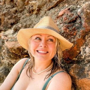 Mitsou Gélinas Instagram - Comment retoucher son maquillage sans nuire à sa protection solaire? Pour lire nos astuces et découvrir nos produits chouchous, cliquez sur le lien dans ma bio ou rendez-vous directement sur MitsouMagazine.com!