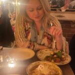 Mitsou Gélinas Instagram - Découverte avec @leaclermontdion du nouveau resto @le_miracolo qui est plein tous les soirs depuis son ouverture…pour toutes les bonnes raisons du monde. La cuisine italienne est succulente, le staff en or et la direction artistique de @thomascsano fascine. Si vous y allez (à côté de chez Schwartz’s) remarquez les pétales de rose sur le trottoir à l’entrée. C’est la restauration montréalaise à son meilleur 🩷 bravo à @holderrichard @alejandro.v.vega et toute l’équipe!