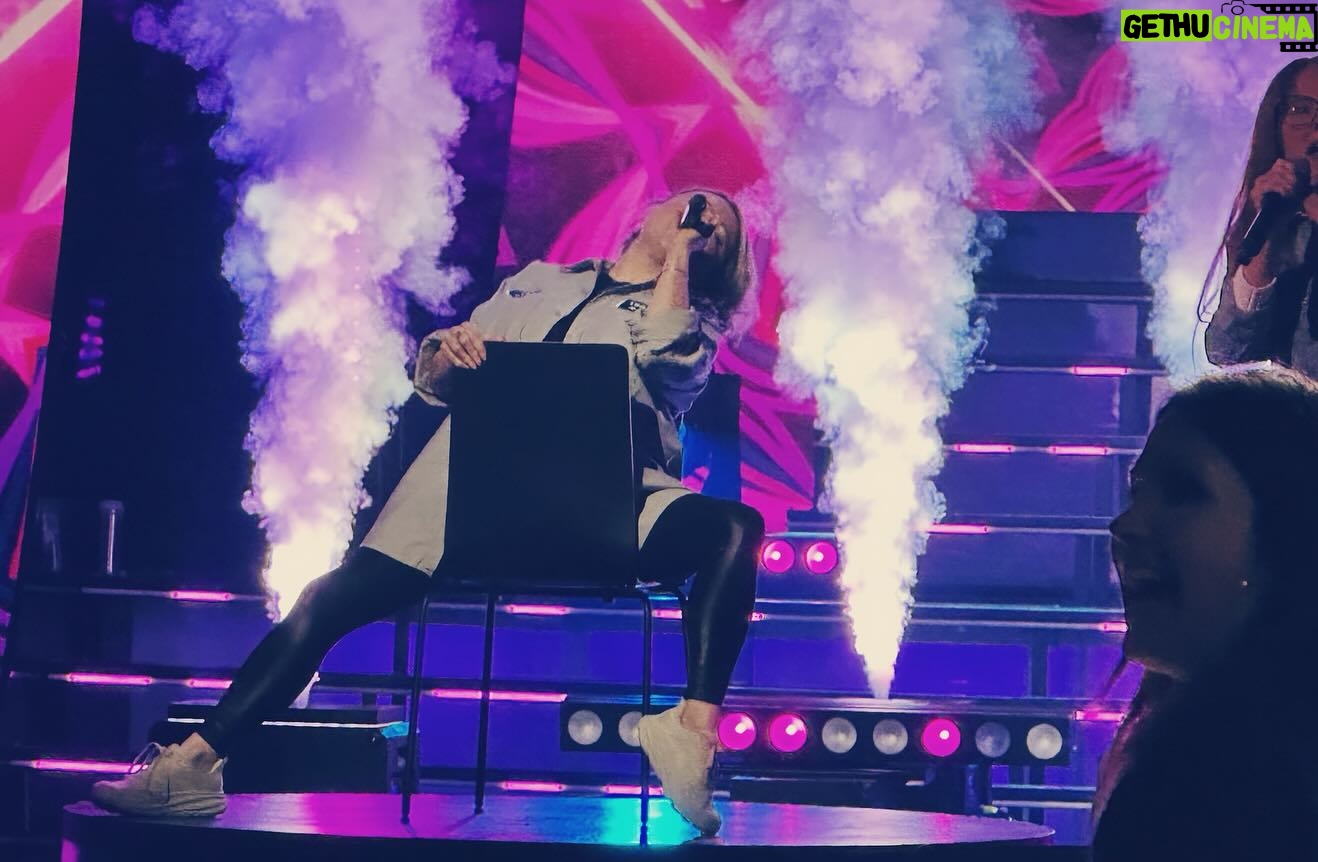 Mitsou Gélinas - 1.1K Likes - Je me suis réveillée hier en pensant: il me faut la chaise pour chanter Dis moi pour @sebbenoit72 ! Malgré que l’accessoire soit stationnaire, il nous a transporté dans une autre galaxie 💫Merci à @endirectdelunivers d’avoir changé la mise en scène à la dernière minute!