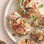 Mitsou Gélinas Instagram - Ces tartines prosciutto et figues sont complètement HALLUCINANTES. 😍 La petite touche de miel épicé vient parfaitement équilibrer le mélange de saveurs entre le prosciutto, la ricotta et les figues. 💯👌 Pour d'autres recettes tout aussi gourmandes et équilibrées, procurez-vous le magazine Mitsou cuisine, offert partout en magasin et sur la boutique en ligne de Pratico-Pratiques! ➡️ Pour la recette complète de ces tartines, rendez-vous au lien en bio! #mitsoucuisine #tartinesalee #recettefacile #magazine #recette