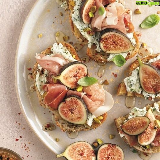 Mitsou Gélinas Instagram - Ces tartines prosciutto et figues sont complètement HALLUCINANTES. 😍 La petite touche de miel épicé vient parfaitement équilibrer le mélange de saveurs entre le prosciutto, la ricotta et les figues. 💯👌 Pour d'autres recettes tout aussi gourmandes et équilibrées, procurez-vous le magazine Mitsou cuisine, offert partout en magasin et sur la boutique en ligne de Pratico-Pratiques! ➡️ Pour la recette complète de ces tartines, rendez-vous au lien en bio! #mitsoucuisine #tartinesalee #recettefacile #magazine #recette