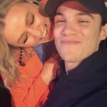 Mitsou Gélinas Instagram – À qui le p’tit cœur après 9h? Est-ce à moi? Est-ce à toi? @lennikim est venu se divertir à la création du nouveau podcast de @trannawintour, juste avant de sauter dans un nouveau rôle…