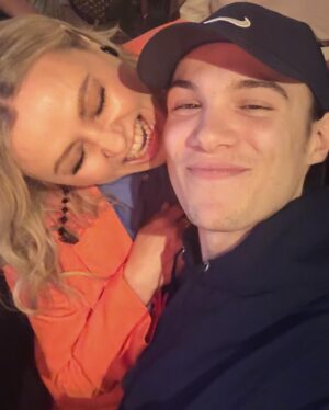 Mitsou Gélinas Instagram - À qui le p’tit cœur après 9h? Est-ce à moi? Est-ce à toi? @lennikim est venu se divertir à la création du nouveau podcast de @trannawintour, juste avant de sauter dans un nouveau rôle…