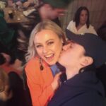 Mitsou Gélinas Instagram – À qui le p’tit cœur après 9h? Est-ce à moi? Est-ce à toi? @lennikim est venu se divertir à la création du nouveau podcast de @trannawintour, juste avant de sauter dans un nouveau rôle…