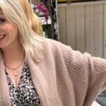 Mitsou Gélinas Instagram – On s’est dit que ça valait la peine de se payer un photo shoot pour la fête des mères, alors on a demandé à Zayne, 8 ans, de s’en occuper en échange d’une crème glacée.🍦 Son cadrage est quelque chose, on aurait presque envie de dire artistique… 😹