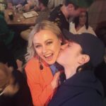 Mitsou Gélinas Instagram – À qui le p’tit cœur après 9h? Est-ce à moi? Est-ce à toi? @lennikim est venu se divertir à la création du nouveau podcast de @trannawintour, juste avant de sauter dans un nouveau rôle…