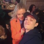 Mitsou Gélinas Instagram – À qui le p’tit cœur après 9h? Est-ce à moi? Est-ce à toi? @lennikim est venu se divertir à la création du nouveau podcast de @trannawintour, juste avant de sauter dans un nouveau rôle…