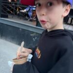 Mitsou Gélinas Instagram – On s’est dit que ça valait la peine de se payer un photo shoot pour la fête des mères, alors on a demandé à Zayne, 8 ans, de s’en occuper en échange d’une crème glacée.🍦 Son cadrage est quelque chose, on aurait presque envie de dire artistique… 😹