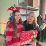 Mitsou Gélinas Instagram - Kateryna a fui son pays natal, l’Ukraine, à 18 ans et nous avons eu la chance de recevoir son cv chez @grande_studios. Sur la première photo, Kat et moi lors de notre première rencontre dans la cafétéria au printemps 2022. Cette année, nous avons fêté Noël ensemble, mais son plus grand cadeau était à venir: elle allait enfin accueillir sa maman pour une semaine seulement, dans son petit appartement montréalais (son papa doit rester au pays, car l’Ukraine a besoin de ses hommes). La grand-maman de Kat n’est pas assez en forme pour voyager, mais son souhait aurait été de pouvoir l’accueillir aussi. J’ai demandé à @katbezzubets (qui rêve de produire, réaliser et scénariser) de d’écrire ses souvenirs des fêtes de son enfance en Ukraine sur MitsouMagazine.com. Allez découvrir son texte, elle écrit si bien :) Je ne pouvais me douter que le jour de la publication de l’article, Kharkiv, la ville de Kateryna, serait encore bombardée. Ce matin, je pense à elle et à sa famille, mais aussi à tous ces Ukrainiens courageux qui se battent dans cette guerre d’usure peu ordinaire. Que 2024 soit une année de résolution et de paix.