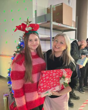 Mitsou Gélinas Instagram - Kateryna a fui son pays natal, l’Ukraine, à 18 ans et nous avons eu la chance de recevoir son cv chez @grande_studios. Sur la première photo, Kat et moi lors de notre première rencontre dans la cafétéria au printemps 2022. Cette année, nous avons fêté Noël ensemble, mais son plus grand cadeau était à venir: elle allait enfin accueillir sa maman pour une semaine seulement, dans son petit appartement montréalais (son papa doit rester au pays, car l’Ukraine a besoin de ses hommes). La grand-maman de Kat n’est pas assez en forme pour voyager, mais son souhait aurait été de pouvoir l’accueillir aussi. 

J’ai demandé à @katbezzubets (qui rêve de produire, réaliser et scénariser) de d’écrire ses souvenirs des fêtes de son enfance en Ukraine sur MitsouMagazine.com. Allez découvrir son texte, elle écrit si bien :) 

Je ne pouvais me douter que le jour de la publication de l’article, Kharkiv, la ville de Kateryna, serait encore bombardée. Ce matin, je pense à elle et à sa famille, mais aussi à tous ces Ukrainiens courageux qui se battent dans cette guerre d’usure peu ordinaire. Que 2024 soit une année de résolution et de paix.