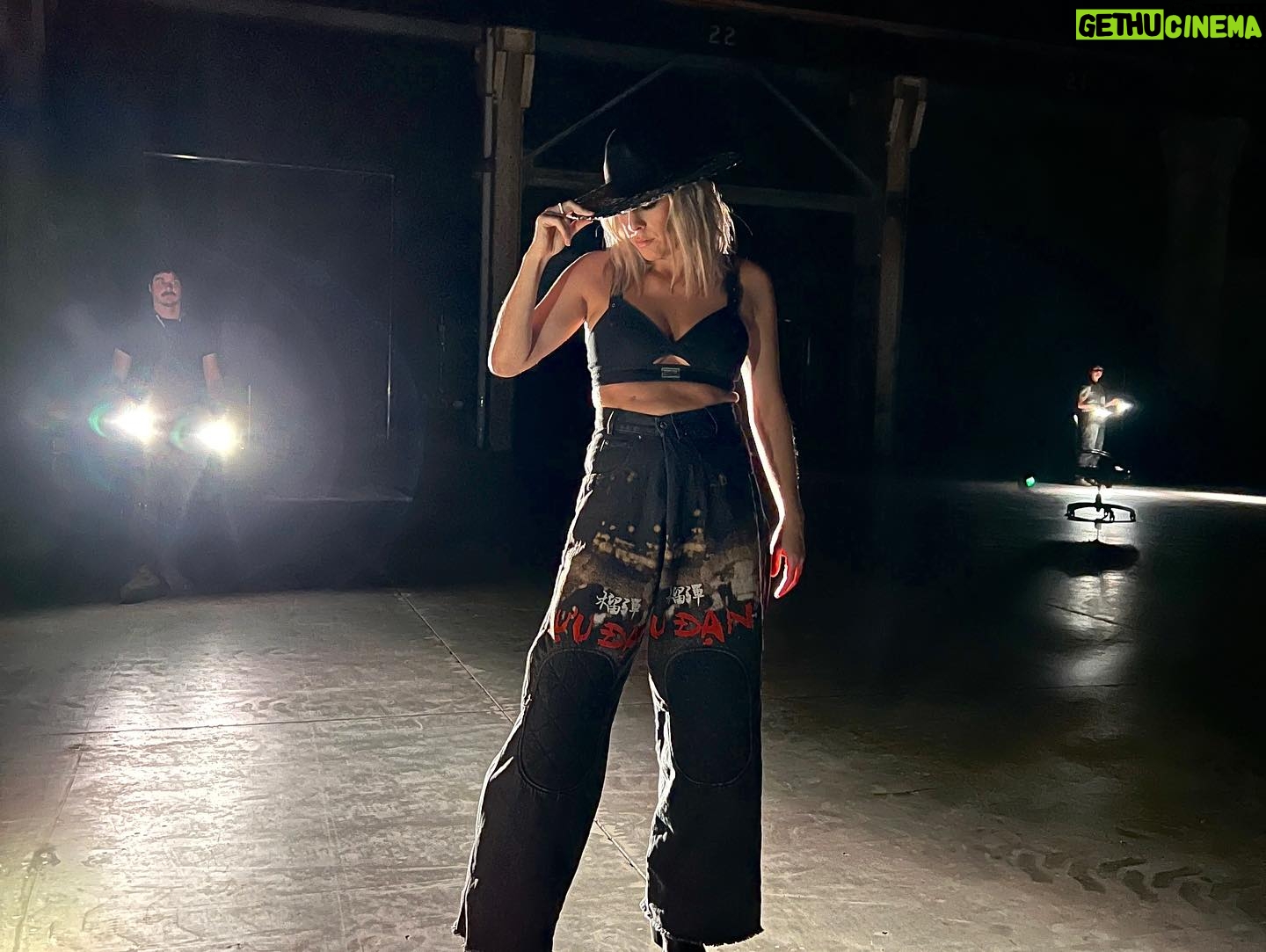 Mitsou Gélinas Instagram - ❤️🔥 CowGirl > clip de Laurence Nerbonne qui a été tourné @ Grandé Studios #MitsouGelines 👀