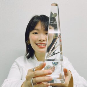 Miu Tomita Instagram - -- ㊗️ 📺 🎙 --
ザテレビジョン ドラマアカデミー賞
「だが、情熱はある」
山崎静代役で助演女優賞をいただきました。
しずちゃんにとって
誰よりも自分を面白くしてくれる
山ちゃんがいたように、
わたしにとっても
誰よりもしずちゃんで居させてくれた
森本慎太郎くんがいました。
表現や芸術に一位という定義はないけれど、
これは南海キャンディーズが届いた証です。
だからとっても嬉しい。どうもありがとう。
そしてそして何よりも歓ばしい作品賞。。🐢
皆さま本当にありがとう、おめでとう。ヤッタネ！
#だが情熱はある @daga_jyounetsu