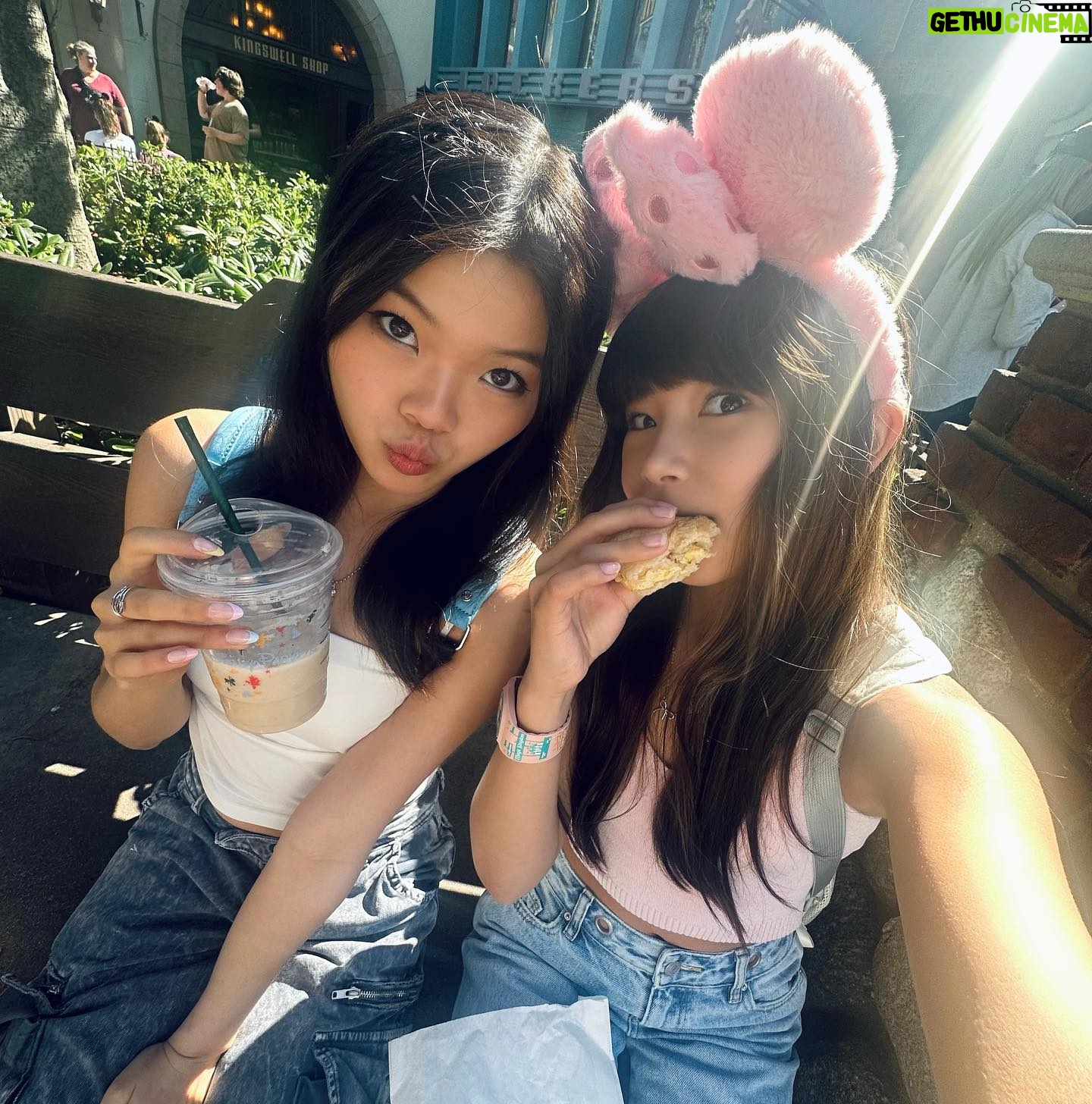 Miya Cech Instagram - disney day with my gwynny 👧🏻
