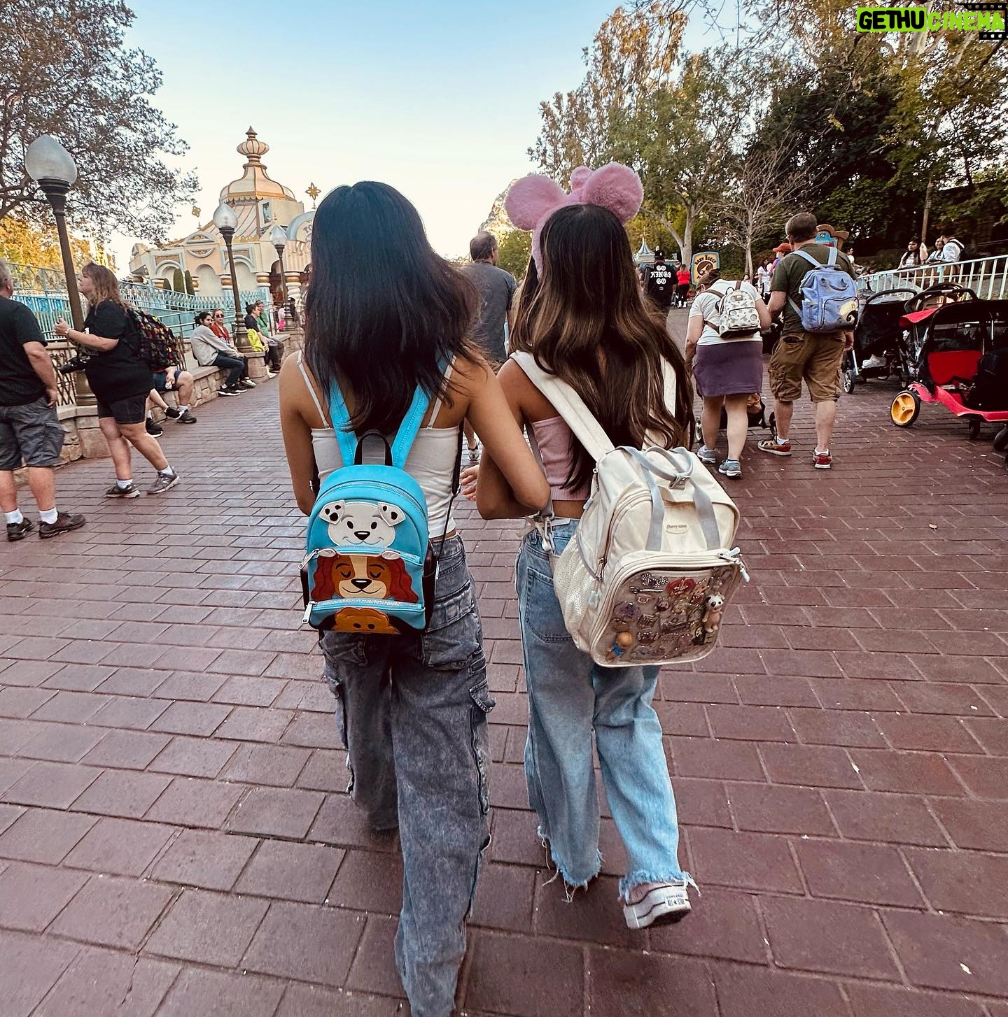 Miya Cech Instagram - disney day with my gwynny 👧🏻
