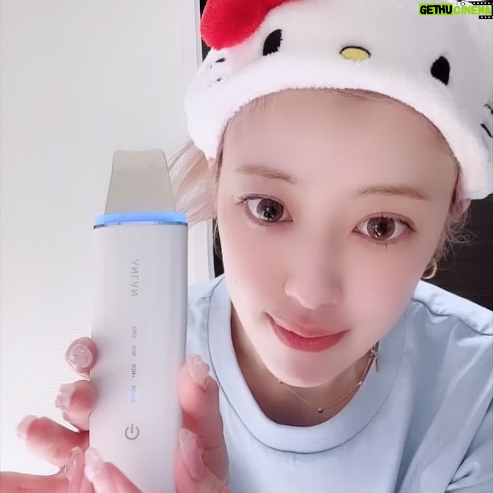 Miyabi Natsuyaki Instagram - 🎀久々にskin careについて🎀 ANLAN ロイヤルウォーターピーリング を使い始めました♡ これめちゃくちゃ良くて 友達にも最近おぬぬめしてるの😘😘 使い方ちょー簡単✨ 簡単に説明書いておきますね₊ ᨦ ♡ ᨩ ໋₊ ウォーターピーリングーフェイスケアの流れ (1) 洗顔後、超音波ピーリングモード「ULTRASONIC」で 化粧水を組み合わせて毛穴の奥の汚れや皮脂・黒ずみ・古い角質等を吹き飛ばしながら除去・洗浄する! (2) イオン導出モード「lont」で化粧水を組み合わせて 肌深層の汚れを吸着しメイクの残留物を取り除く! (3) イオン導入モード「lon-」で美容液・シートマスクを組み合わせて、美容有効成分を肌の奥深くまで浸透している! (4) EMS Lifitingモード「EMSリフト」で化粧水・シートマスクなどを組み合わせて微電流と超音波振動の力で肌を引き締める! 長々書いちゃったけど。。 とにかくお肌ちゅるちゅるに なりたい人は使お😂💕 Q0010メガ割期間かなりお得にゲットできるみたいなので 気になってくれた方はチェックしてみてね〜💕 #Q0010 #メガ割 #Q0010メガ割 #ANLAN #アンラン #ANLAN美顔器 #ロイヤルウォーターピーリング #ウォーターピーリング #超音波ピーリング #ピーリング美顔器 #EMS美顔器 #美顔器リフトアップ #リフトアップ #黒ずみ #角栓除去 #毛穴ケア #pr