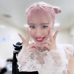 Miyabi Natsuyaki Instagram - AKARI🩵✨

たけ〜かわいすぎ😮‍💨💕
たけファミリーのみんな
今すぐ待ち受けにしてよね💓

次ライブで一緒になるのが
たのしみ😂✨

#竹内朱莉
#MSMW
#横浜　
#🐼　♡