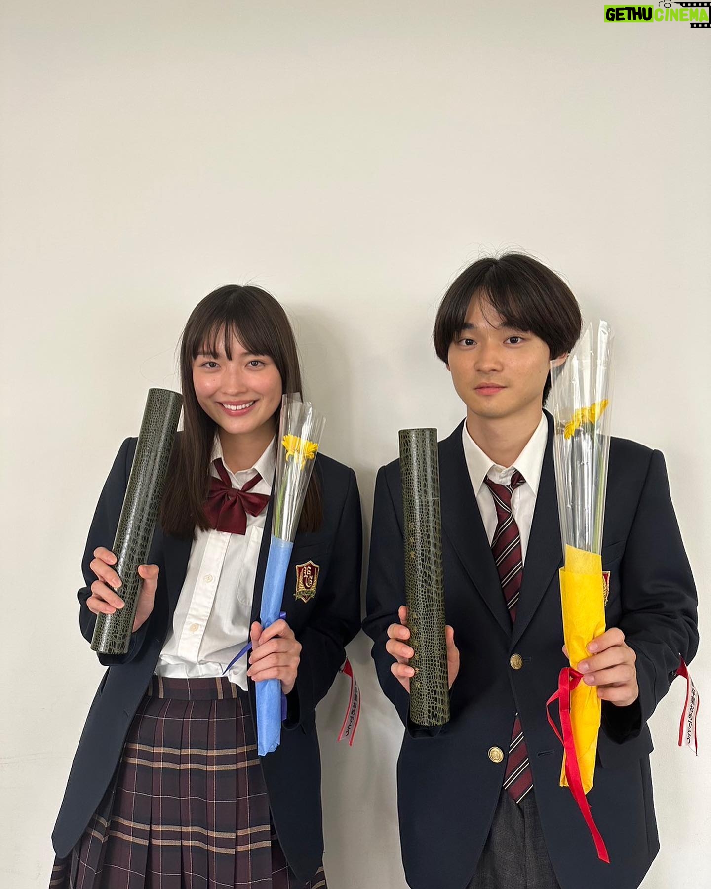 Mizuki Kayashima - 32.4K Likes -
「最高の教師」ご覧頂きありがとうございました。
まずは皆様に無事に最終回までお届けできたことにホッとしています。
この作品を見ての解釈や感じ方は人それぞれだと思います。皆さん一人一人の心にちゃんと届いていたら嬉しいです。
役作りをするにあたって沢山悩みました。プレッシャーや責任感も沢山感じて心が折れそうになったこともありました。でも任せてもらったからにはやらなくちゃいけない、皆さんにとにかく素敵なものを届けたい、その一心でみんなで魂込めてどのシーンも撮影しました。
主演の松岡さんにはいつも助けていただきました。疲れなんて全く見せず私たちを温かく迎え入れてくださり、お芝居の面では色んな所で引っ張ってもらいました。すごく勉強になる毎日でした。
監督やスタッフの皆さんは、私たちがお芝居しやすいような環境を全力で作って下さり支えて下さりました。
そしてキャストのみんなとは悩んだ時や困った時にはお互いに支え合って、みんなから沢山の刺激を貰いました。
皆さんには本当に感謝しかありません。
ありがとうございました。
こんなに恵まれた環境の中でお芝居ができたこと、この作品にそして素敵な仲間に出逢えたこと、とても幸せです。
もっともっと成長できるように頑張ります。