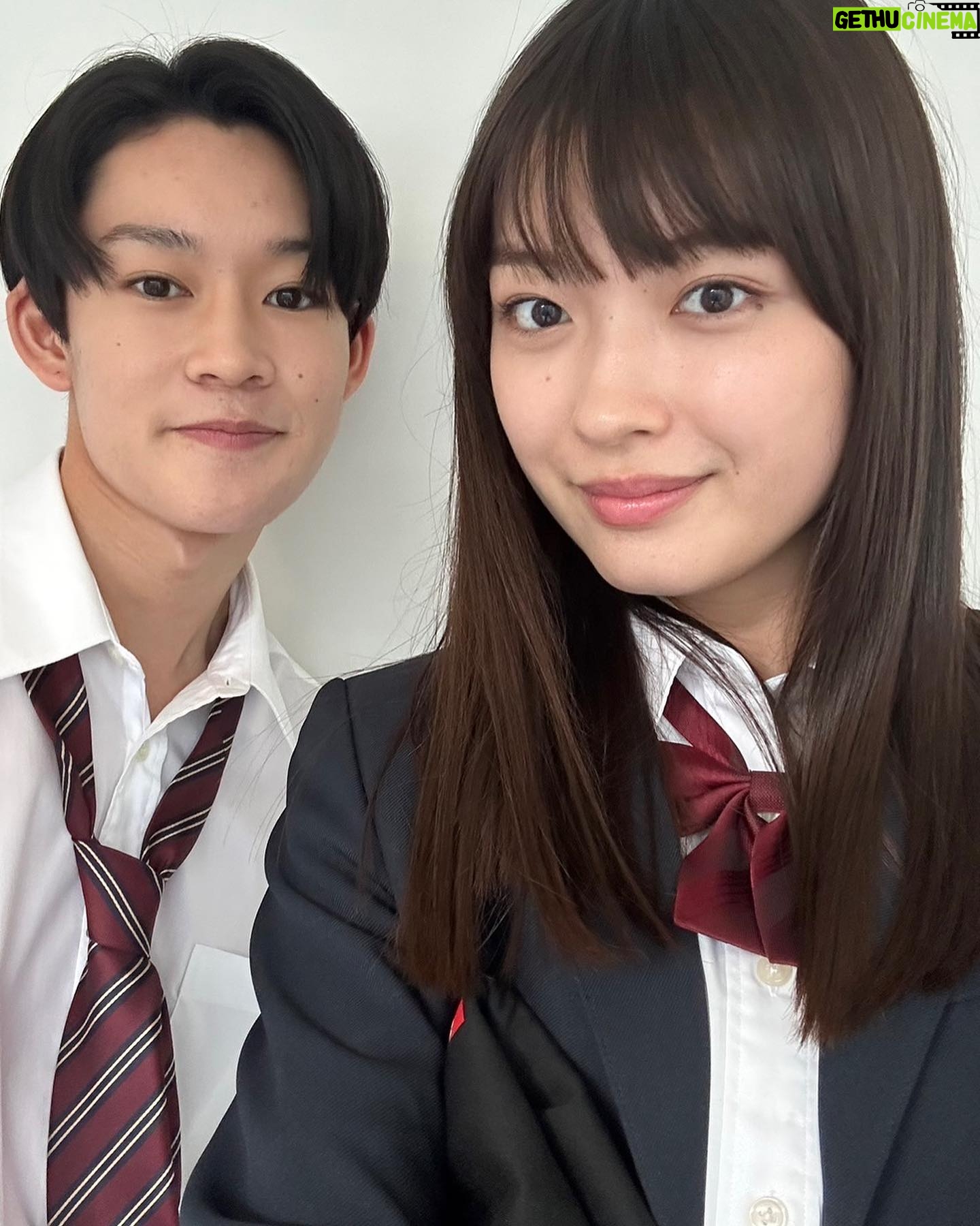 Mizuki Kayashima - 32.4K Likes -
「最高の教師」ご覧頂きありがとうございました。
まずは皆様に無事に最終回までお届けできたことにホッとしています。
この作品を見ての解釈や感じ方は人それぞれだと思います。皆さん一人一人の心にちゃんと届いていたら嬉しいです。
役作りをするにあたって沢山悩みました。プレッシャーや責任感も沢山感じて心が折れそうになったこともありました。でも任せてもらったからにはやらなくちゃいけない、皆さんにとにかく素敵なものを届けたい、その一心でみんなで魂込めてどのシーンも撮影しました。
主演の松岡さんにはいつも助けていただきました。疲れなんて全く見せず私たちを温かく迎え入れてくださり、お芝居の面では色んな所で引っ張ってもらいました。すごく勉強になる毎日でした。
監督やスタッフの皆さんは、私たちがお芝居しやすいような環境を全力で作って下さり支えて下さりました。
そしてキャストのみんなとは悩んだ時や困った時にはお互いに支え合って、みんなから沢山の刺激を貰いました。
皆さんには本当に感謝しかありません。
ありがとうございました。
こんなに恵まれた環境の中でお芝居ができたこと、この作品にそして素敵な仲間に出逢えたこと、とても幸せです。
もっともっと成長できるように頑張ります。