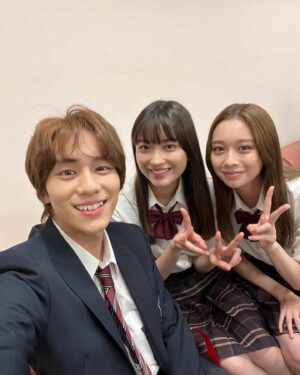 Mizuki Kayashima Instagram - ⁡
「最高の教師」ご覧頂きありがとうございました。
まずは皆様に無事に最終回までお届けできたことにホッとしています。
この作品を見ての解釈や感じ方は人それぞれだと思います。皆さん一人一人の心にちゃんと届いていたら嬉しいです。
⁡
役作りをするにあたって沢山悩みました。プレッシャーや責任感も沢山感じて心が折れそうになったこともありました。でも任せてもらったからにはやらなくちゃいけない、皆さんにとにかく素敵なものを届けたい、その一心でみんなで魂込めてどのシーンも撮影しました。
⁡
主演の松岡さんにはいつも助けていただきました。疲れなんて全く見せず私たちを温かく迎え入れてくださり、お芝居の面では色んな所で引っ張ってもらいました。すごく勉強になる毎日でした。
⁡
監督やスタッフの皆さんは、私たちがお芝居しやすいような環境を全力で作って下さり支えて下さりました。
⁡
そしてキャストのみんなとは悩んだ時や困った時にはお互いに支え合って、みんなから沢山の刺激を貰いました。
⁡
皆さんには本当に感謝しかありません。
ありがとうございました。
⁡
こんなに恵まれた環境の中でお芝居ができたこと、この作品にそして素敵な仲間に出逢えたこと、とても幸せです。
⁡
もっともっと成長できるように頑張ります。