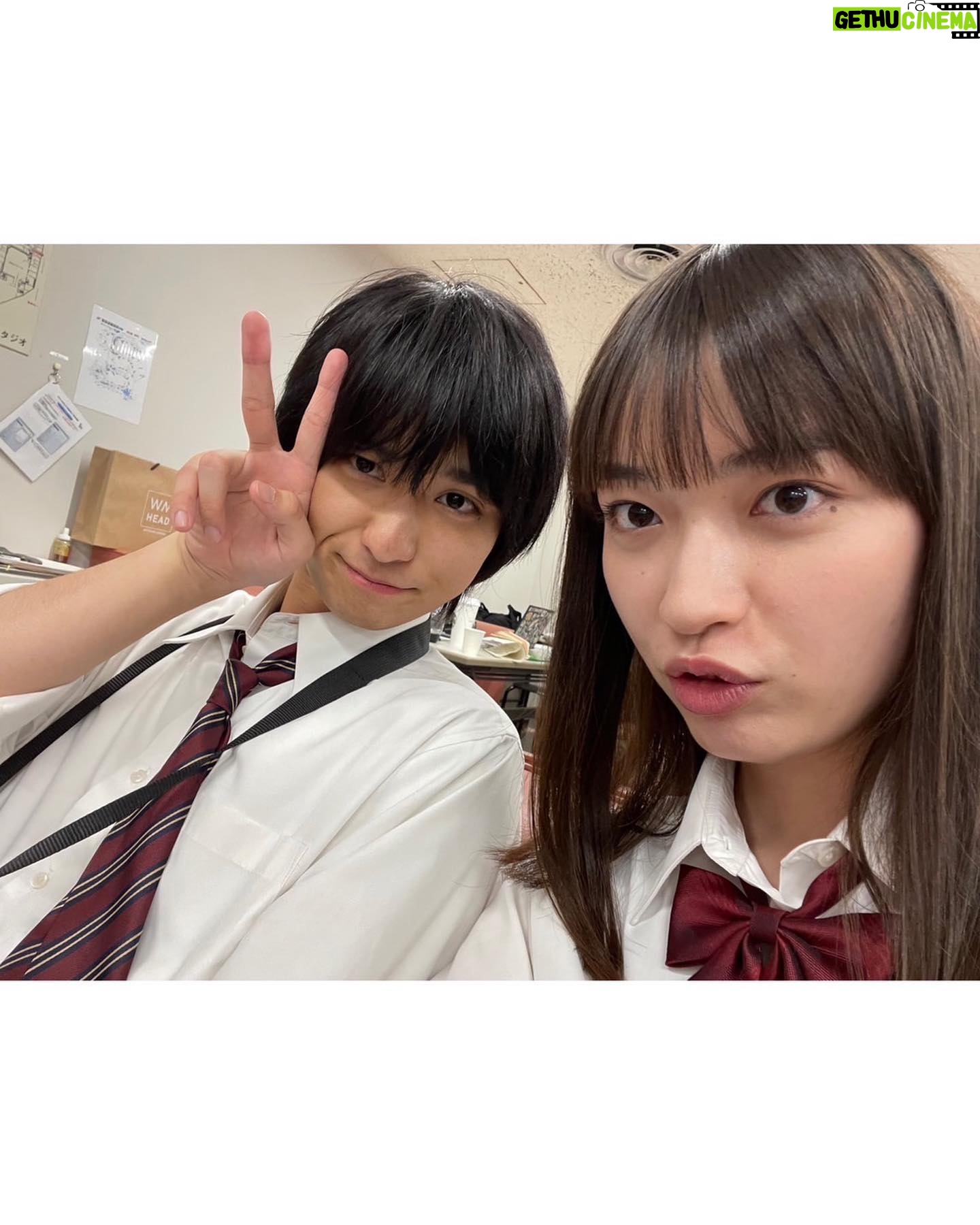Mizuki Kayashima - 32.4K Likes -
「最高の教師」ご覧頂きありがとうございました。
まずは皆様に無事に最終回までお届けできたことにホッとしています。
この作品を見ての解釈や感じ方は人それぞれだと思います。皆さん一人一人の心にちゃんと届いていたら嬉しいです。
役作りをするにあたって沢山悩みました。プレッシャーや責任感も沢山感じて心が折れそうになったこともありました。でも任せてもらったからにはやらなくちゃいけない、皆さんにとにかく素敵なものを届けたい、その一心でみんなで魂込めてどのシーンも撮影しました。
主演の松岡さんにはいつも助けていただきました。疲れなんて全く見せず私たちを温かく迎え入れてくださり、お芝居の面では色んな所で引っ張ってもらいました。すごく勉強になる毎日でした。
監督やスタッフの皆さんは、私たちがお芝居しやすいような環境を全力で作って下さり支えて下さりました。
そしてキャストのみんなとは悩んだ時や困った時にはお互いに支え合って、みんなから沢山の刺激を貰いました。
皆さんには本当に感謝しかありません。
ありがとうございました。
こんなに恵まれた環境の中でお芝居ができたこと、この作品にそして素敵な仲間に出逢えたこと、とても幸せです。
もっともっと成長できるように頑張ります。