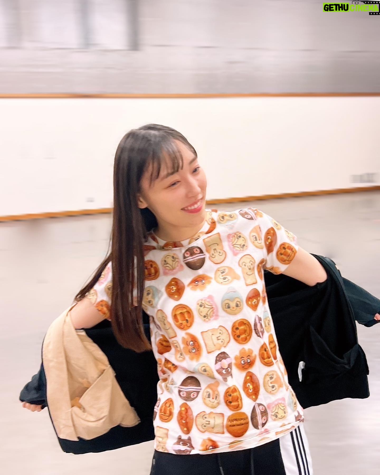 Mizuki Fukumura Instagram - ファミ通さんからいただいたジャムおじさんのパン🥐 ありがとうございます(⚈ ̍̑⚈ ̍̑⚈)♡ と、リハーサルで着たジャムおじさんのパンTシャツ🍞 どっちも美味しそうでしょ~? #アンパンマンミュージアム行きたい #アンパンマンキッズコレクション #アンパンマン #morningmusume23 #モーニング娘 #morningmusume #モーニング娘23 #譜久村聖