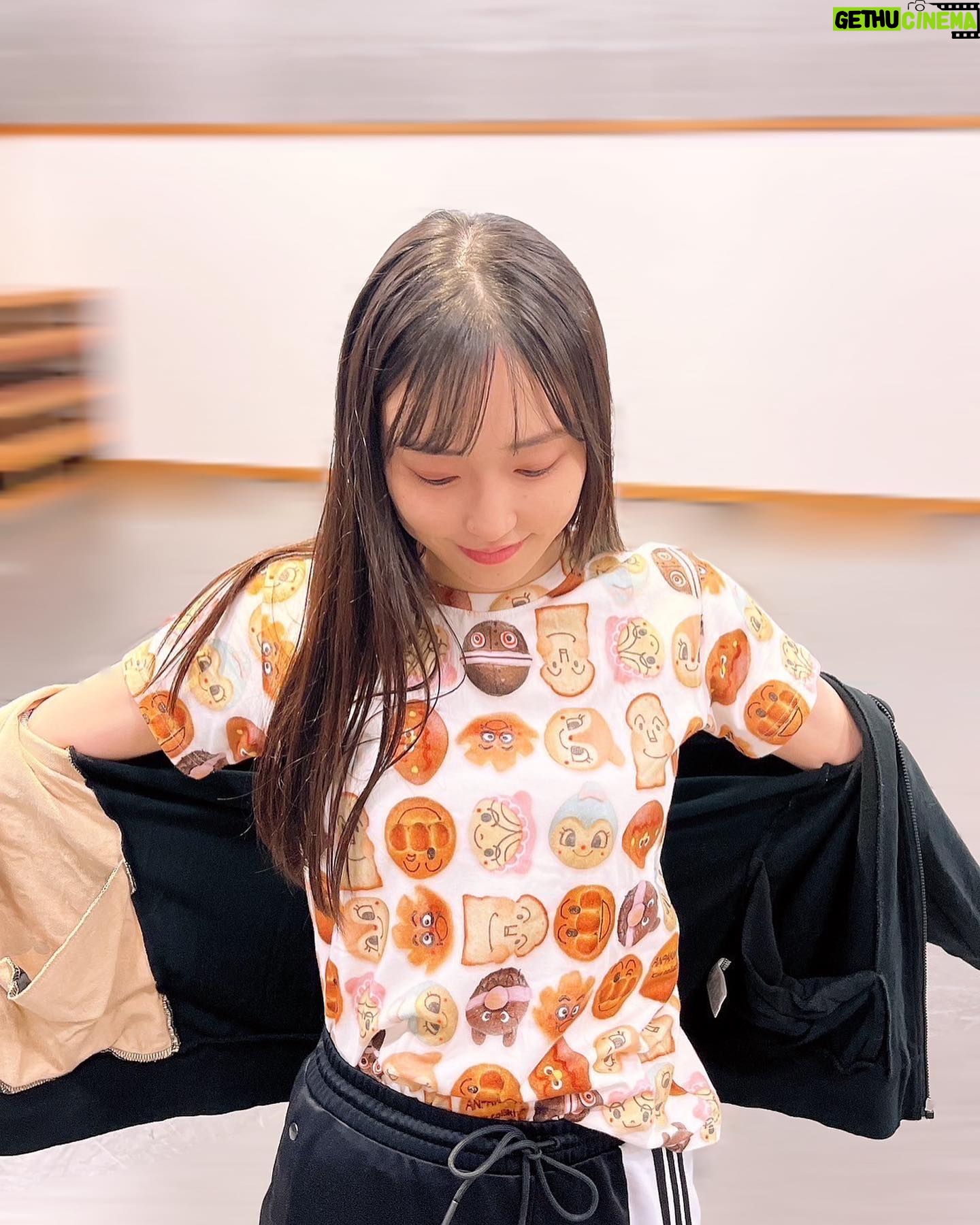 Mizuki Fukumura Instagram - ファミ通さんからいただいたジャムおじさんのパン🥐 ありがとうございます(⚈ ̍̑⚈ ̍̑⚈)♡ と、リハーサルで着たジャムおじさんのパンTシャツ🍞 どっちも美味しそうでしょ~? #アンパンマンミュージアム行きたい #アンパンマンキッズコレクション #アンパンマン #morningmusume23 #モーニング娘 #morningmusume #モーニング娘23 #譜久村聖