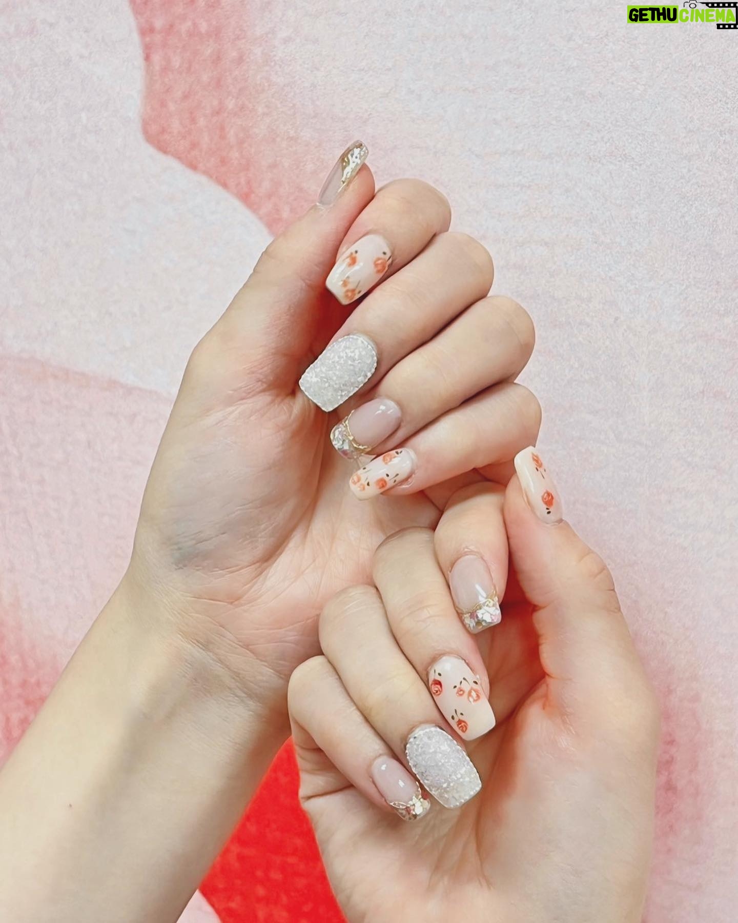 Mizuki Fukumura Instagram - メンバーカラーネイル達成💅🏻★* 卒業までの期間に全員のカラーネイルにしたいなぁと思い、夏頃から地道にやっていました✧︎ ネイルでメンバーの事感じられて、嬉しかったです🤭 ①春さんのミントグリーンと朱琴ちゃんのピュアレッドで17期ネイル❤️💚 ②あゆみんのロイヤルブルーと小田んのラベンダーでだーさくネイル💙💜 ③横のゴールドイエロー、北のシーブルー、ほまのデイジー、めいのブライトグリーン、らいりーのミルクティーで13.15.16期ネイル🧡🩵💛💚🤎 ④えりの黄緑、のなかのパープル、まりあのピンク、あかねちんのオレンジでえりと12期ネイル~💚💜🩷🧡 ⑤聖の恋ぴんくネイルもちゃっかり🩷 ちなみにだーさくネイルは小田んがやってくれました🥰 #morningmusume23 #モーニング娘 #morningmusume #モーニング娘23 #譜久村聖 #メンバーカラーネイル #ネイル