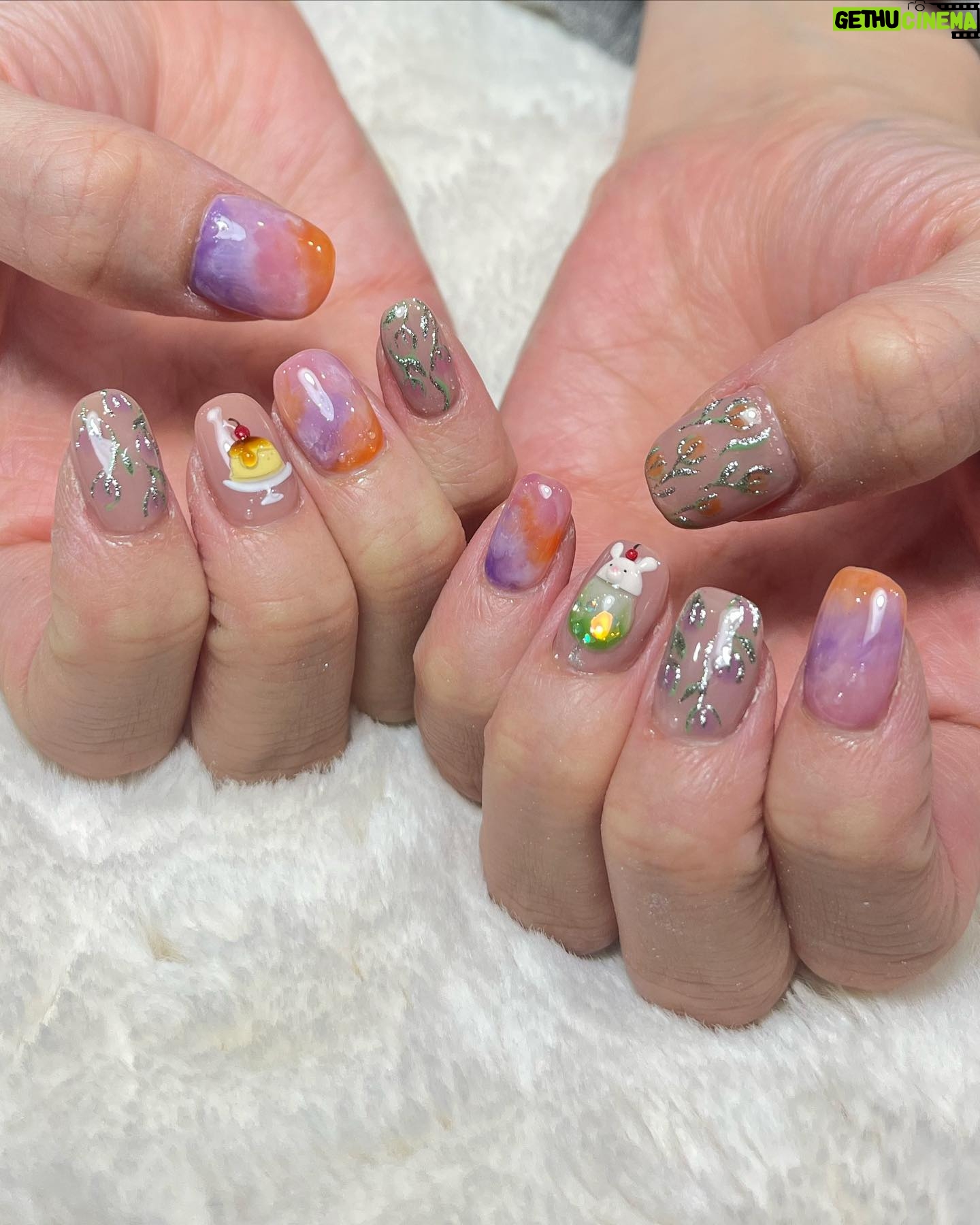 Mizuki Fukumura Instagram - メンバーカラーネイル達成💅🏻★* 卒業までの期間に全員のカラーネイルにしたいなぁと思い、夏頃から地道にやっていました✧︎ ネイルでメンバーの事感じられて、嬉しかったです🤭 ①春さんのミントグリーンと朱琴ちゃんのピュアレッドで17期ネイル❤️💚 ②あゆみんのロイヤルブルーと小田んのラベンダーでだーさくネイル💙💜 ③横のゴールドイエロー、北のシーブルー、ほまのデイジー、めいのブライトグリーン、らいりーのミルクティーで13.15.16期ネイル🧡🩵💛💚🤎 ④えりの黄緑、のなかのパープル、まりあのピンク、あかねちんのオレンジでえりと12期ネイル~💚💜🩷🧡 ⑤聖の恋ぴんくネイルもちゃっかり🩷 ちなみにだーさくネイルは小田んがやってくれました🥰 #morningmusume23 #モーニング娘 #morningmusume #モーニング娘23 #譜久村聖 #メンバーカラーネイル #ネイル