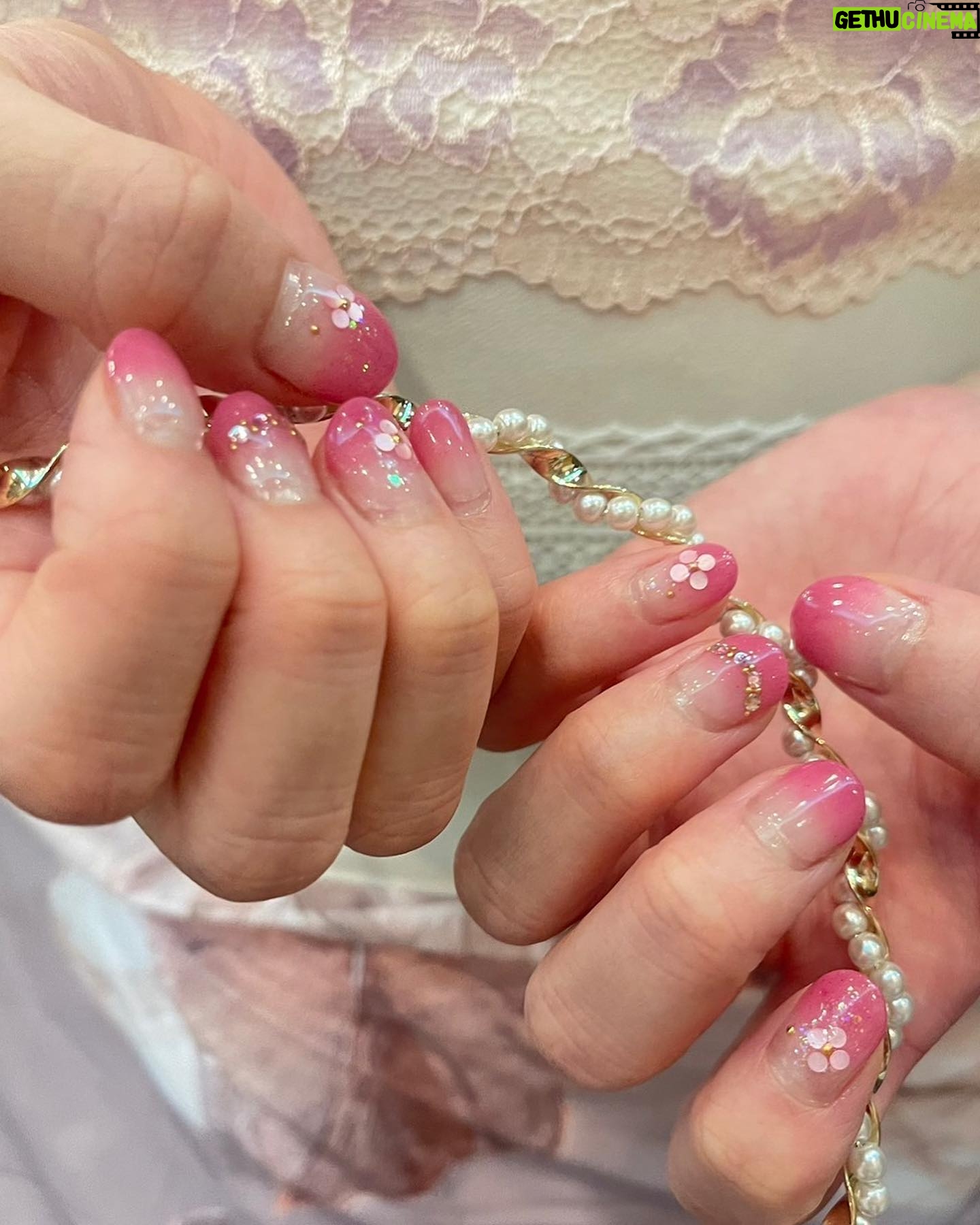 Mizuki Fukumura Instagram - メンバーカラーネイル達成💅🏻★* 卒業までの期間に全員のカラーネイルにしたいなぁと思い、夏頃から地道にやっていました✧︎ ネイルでメンバーの事感じられて、嬉しかったです🤭 ①春さんのミントグリーンと朱琴ちゃんのピュアレッドで17期ネイル❤️💚 ②あゆみんのロイヤルブルーと小田んのラベンダーでだーさくネイル💙💜 ③横のゴールドイエロー、北のシーブルー、ほまのデイジー、めいのブライトグリーン、らいりーのミルクティーで13.15.16期ネイル🧡🩵💛💚🤎 ④えりの黄緑、のなかのパープル、まりあのピンク、あかねちんのオレンジでえりと12期ネイル~💚💜🩷🧡 ⑤聖の恋ぴんくネイルもちゃっかり🩷 ちなみにだーさくネイルは小田んがやってくれました🥰 #morningmusume23 #モーニング娘 #morningmusume #モーニング娘23 #譜久村聖 #メンバーカラーネイル #ネイル