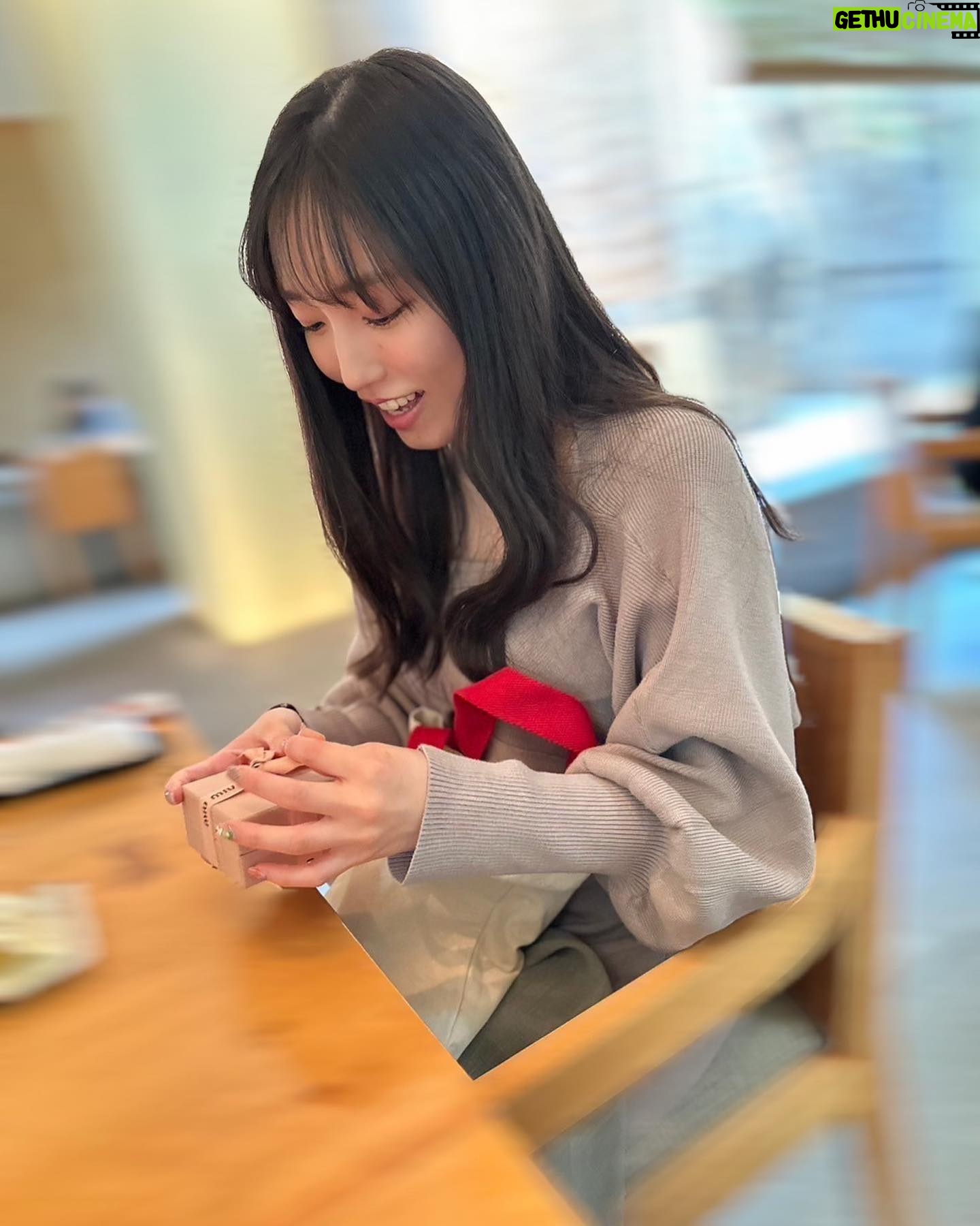 Mizuki Fukumura Instagram - お誕生日をお祝いしていただきましたぁぁ✩✩✩ 幸せ過ぎて顔がずっと こんなんでした( ´˘` )❁ 石川さん、高橋さんと 横アリや年末年始の話や他愛もない話をしながら美味しい和食をいただきました🪭 素敵な先輩方過ぎます、、、✨ 本当にいつもありがとうございます😭 11月28日もよろしくお願いいたします!! #石川梨華 さん #高橋愛 さん #譜久村聖 #4期5期9期 #morningmusume23 #モーニング娘 #morningmusume #モーニング娘23 #ランチ