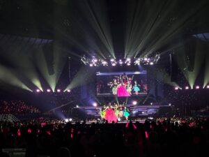 Mizuki Fukumura Instagram - モーニング娘。'23 コンサートツアー秋
「Neverending Shine Show」SPECIAL！

2023.11.28

横浜アリーナのステージに帰ってきました✩✩✩

そんな特別なステージをOGの皆さんと現役とで作ることが出来、最高でした👏

かっこいい先輩方に負けないように現役も頑張りました😎

最後は私が育ってきたライブステージで
モーニング娘。の人生を『HEY！未来』 にのせて届けました🩷⚐ﾞ

皆と歌っている時間が幸せです✨

#morningmusume23 #モーニング娘 #morningmusume #モーニング娘23 #譜久村聖 #HEY未来 #横浜アリーナ
