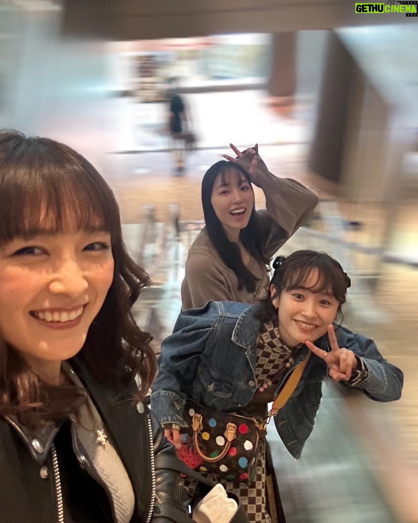 Mizuki Fukumura Instagram - お誕生日をお祝いしていただきましたぁぁ✩✩✩ 幸せ過ぎて顔がずっと こんなんでした( ´˘` )❁ 石川さん、高橋さんと 横アリや年末年始の話や他愛もない話をしながら美味しい和食をいただきました🪭 素敵な先輩方過ぎます、、、✨ 本当にいつもありがとうございます😭 11月28日もよろしくお願いいたします!! #石川梨華 さん #高橋愛 さん #譜久村聖 #4期5期9期 #morningmusume23 #モーニング娘 #morningmusume #モーニング娘23 #ランチ